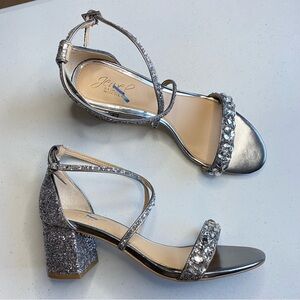 Badgley Mischka Jewel Size 8.5 Silver Grey Glitter Strappy Jeweled Block Heel